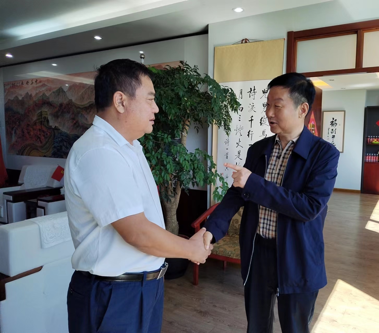 云南瀾滄縣縣長左應華一行到訪岳氏集團總部