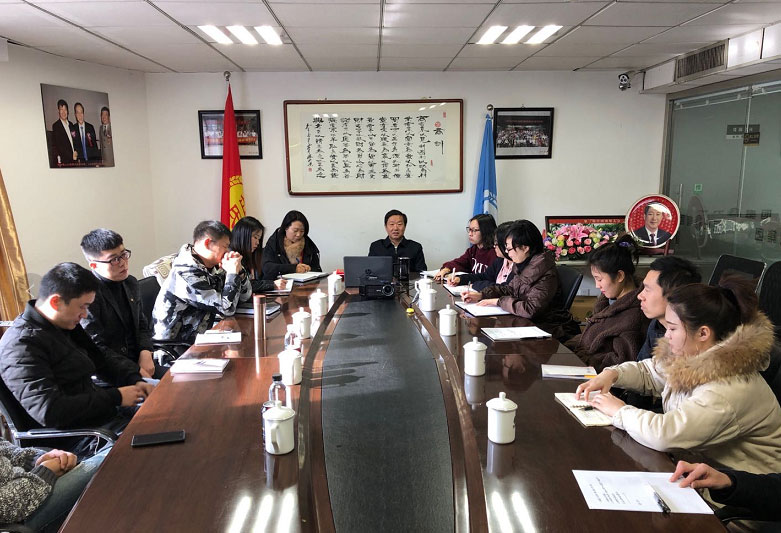 岳氏集團(tuán)董事長(zhǎng)、中醫(yī)藥康養(yǎng)委員會(huì)主任岳平安與北京全球商源文化傳播公司簽訂戰(zhàn)略合作協(xié)議