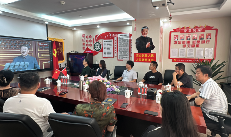 岳氏集團組織觀看抗戰(zhàn)勝利閱兵，愛國情懷激蕩人心